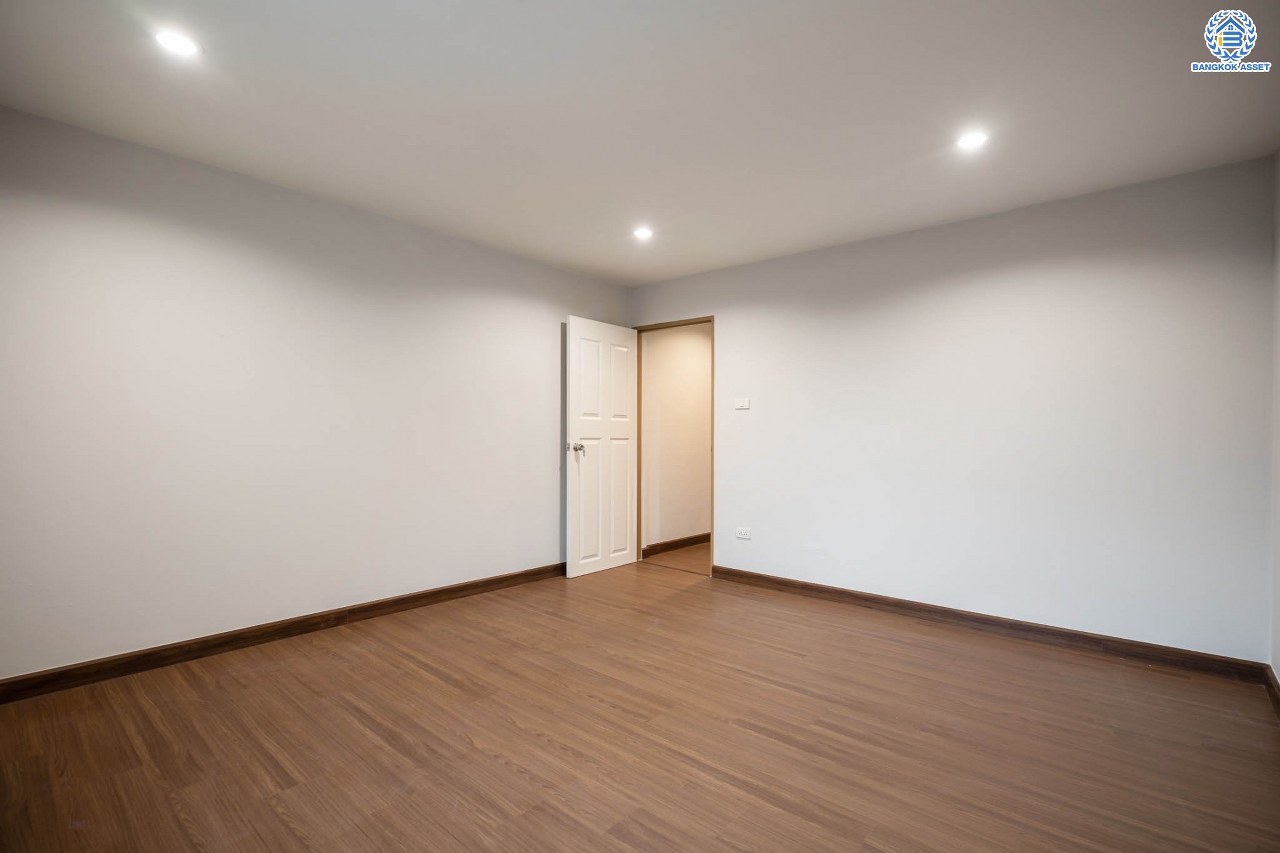 บ้านมือสองตกแต่งใหม่ ทาวน์เฮ้าส์ทำเลโซนเมือง! โครงการ เกร็ดแก้วการ์เด้น รัตนาธิเบศร์ ที่สุดของความคุ้ม เนื้อที่ 17 ตร.ว. พื้นที่ใช้สอย 116 ตร.ม. ฟังก์ชัน 2 ห้องนอน 2 ห้องน้ำ 1 ที่จอดรถ บนทำเลศักยภาพ ติดถนนรัตนาธิเบศร์ ใกล้ทางด่วน "งามวงศ์วาน" เซ็นทรัลรัตนาธิเบศร์ และรถไฟฟ้าสายสีม่วง "สถานีบางกระสอ"...